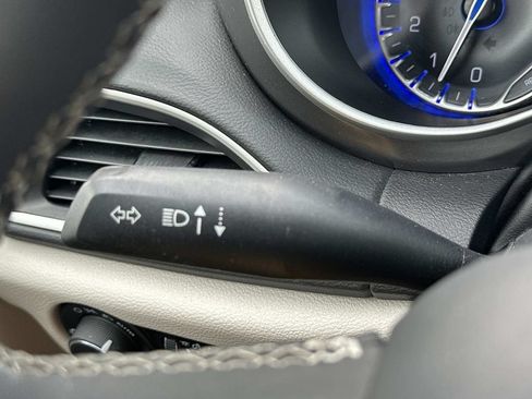 Used 2024 Chrysler Pacifica Touring-L FWD image 26