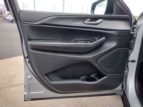 Used 2025 Jeep Grand Cherokee Altitude image 9
