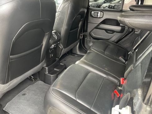 Used 2019 Jeep Wrangler Unlimited Sahara w/ Uconnect 4C Nav & Sound Group image 4