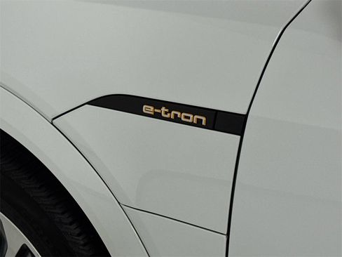 Used 2019 Audi e-tron Prestige w/ Prestige Package image 11