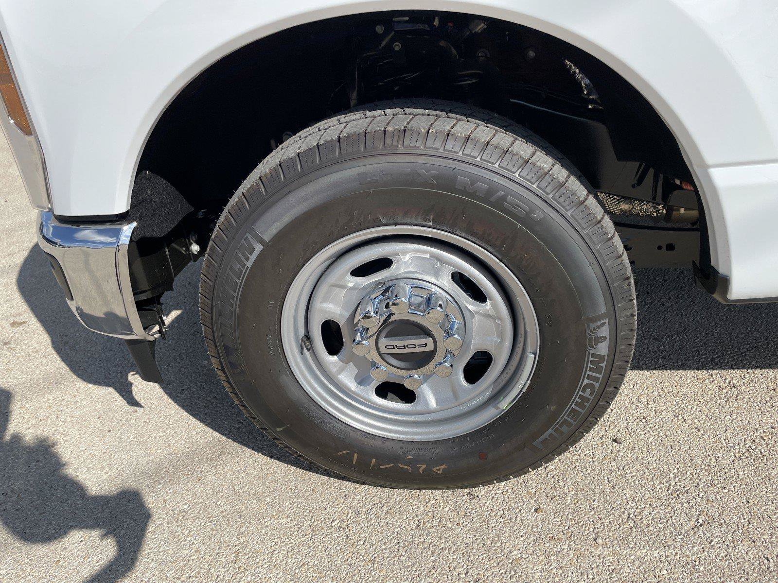 New 2027 Ford F250 XL w/ XL Chrome Package RWD image 34