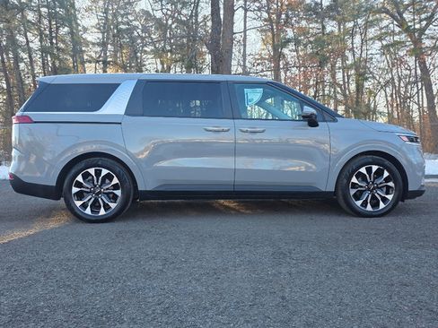 Used 2024 Kia Carnival EX image 17