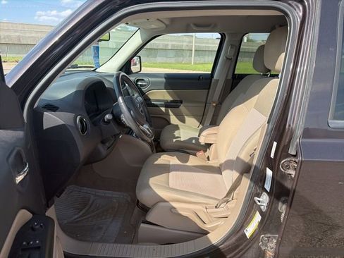 Used 2014 Jeep Patriot Latitude AWD/4WD image 6