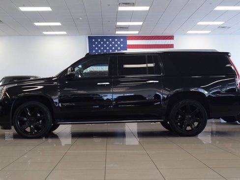 Used 2019 Cadillac Escalade ESV Luxury RWD image 4