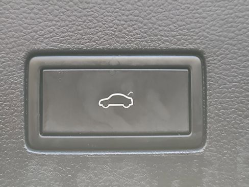 Used 2022 Volkswagen Atlas Cross Sport SE w/ Panoramic Sunroof Package image 25