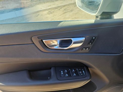 Certified 2023 Volvo XC60 B5 Plus AWD/4WD image 19