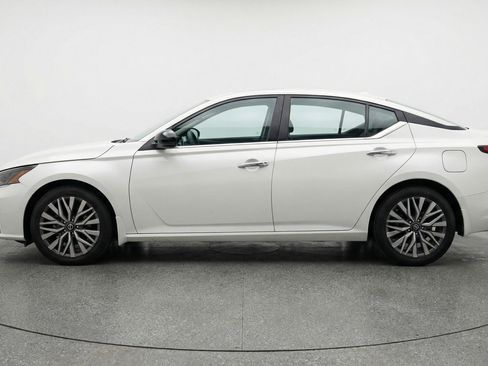 Used 2025 Nissan Altima 2.5 SV FWD image 5