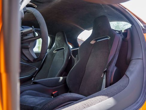 Used 2025 McLaren Artura image 17