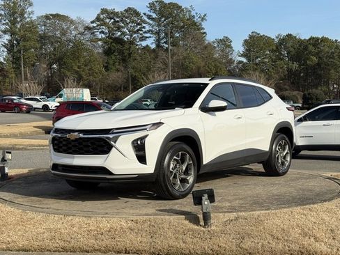 Used 2025 Chevrolet Trax LT w/ LT Convenience Package image 3