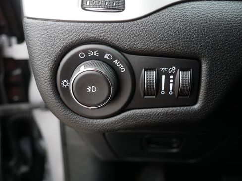 Used 2018 Jeep Cherokee Latitude Plus w/ Cold Weather Group AWD/4WD image 26