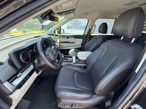 Used 2023 Kia Carnival LX FWD image 9