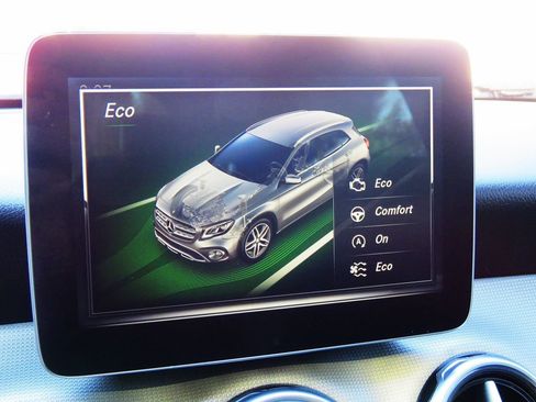 Used 2018 Mercedes-Benz GLA 250 4MATIC w/ Premium Package image 30