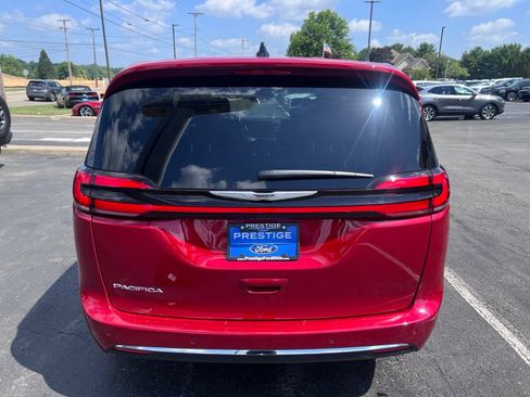 Used 2025 Chrysler Pacifica Select FWD image 6