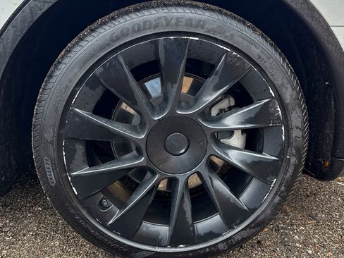 Used 2021 Tesla Model Y Long Range image 8
