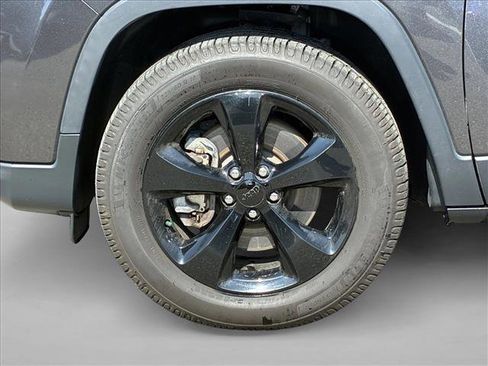 Used 2020 Jeep Cherokee Latitude Plus image 9