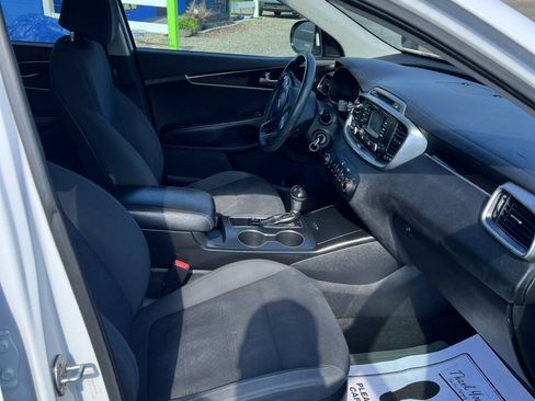 Used 2017 Kia Sorento FWD image 13