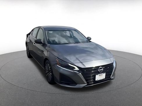 Used 2025 Nissan Altima 2.5 SV FWD image 3