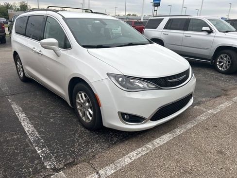Used 2020 Chrysler Pacifica Touring FWD image 3