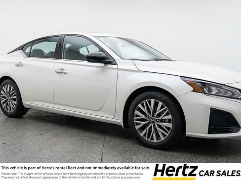 Used 2025 Nissan Altima 2.5 SV image 1