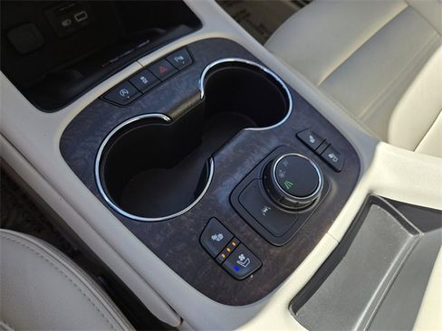 Used 2023 GMC Acadia Denali image 28