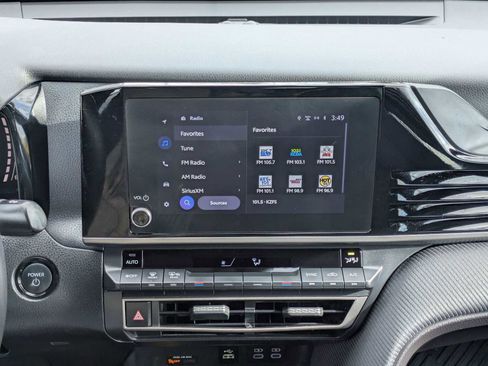 Used 2025 Toyota Camry SE image 28