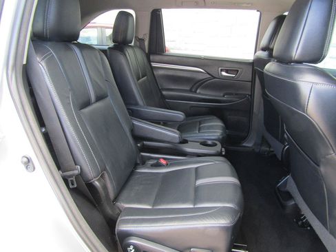 Used 2017 Toyota Highlander SE FWD image 20
