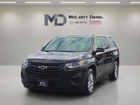 Used 2018 Chevrolet Traverse LS w/ LPO, Black Accent Package FWD image 2