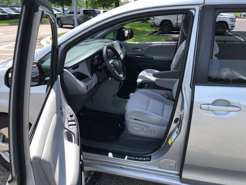 Used 2020 Toyota Sienna LE w/ Carpet Mat Package FWD image 21