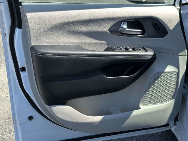 Used 2023 Chrysler Pacifica Touring-L FWD image 15