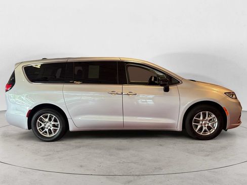 Used 2024 Chrysler Pacifica Touring-L FWD image 2