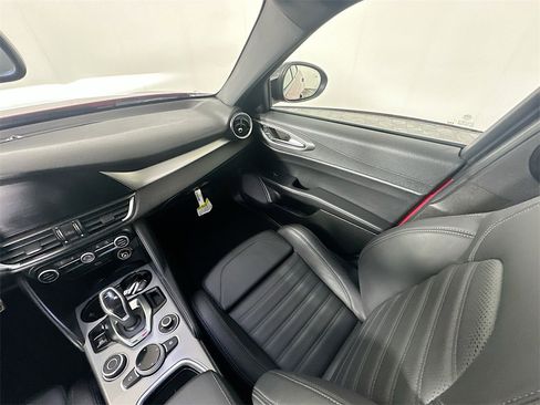 Used 2024 Alfa Romeo Giulia Veloce image 11