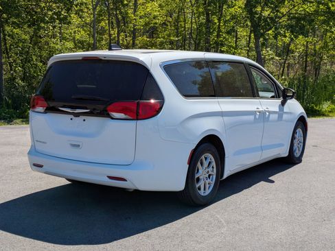 Used 2024 Chrysler Voyager LX FWD image 3