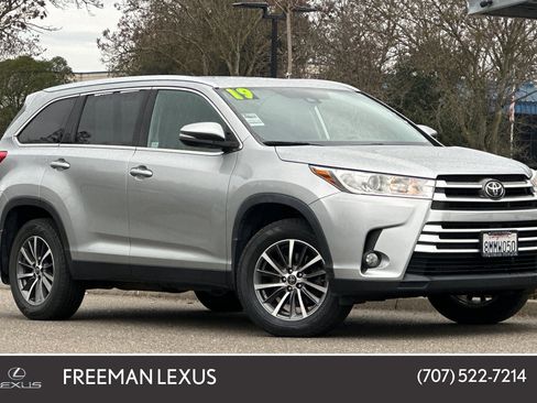 Used 2019 Toyota Highlander SE image 1