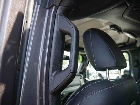 Used 2025 Jeep Wrangler Unlimited Rubicon AWD/4WD image 18
