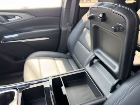 Used 2025 Chevrolet Traverse LT FWD image 33