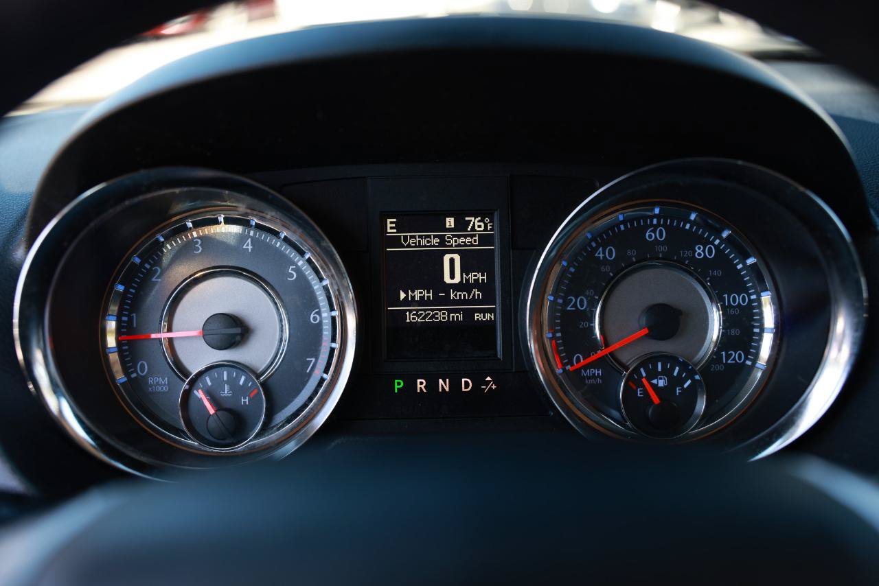 Used 2015 Chrysler Town & Country Touring FWD image 29