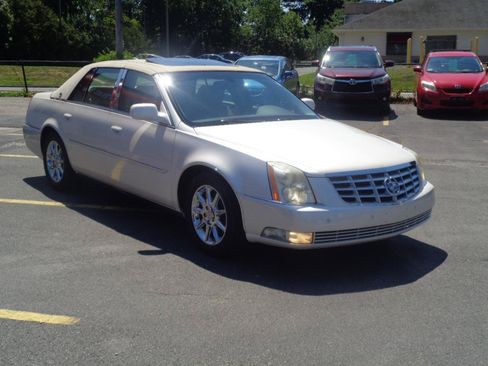 Used 2011 Cadillac DTS Luxury FWD image 3