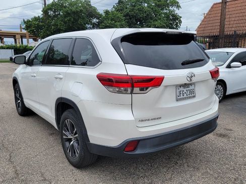 Used 2017 Toyota Highlander LE FWD image 9