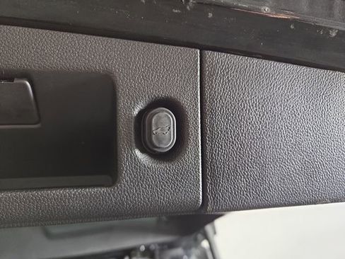 Used 2019 Cadillac Escalade Platinum image 31