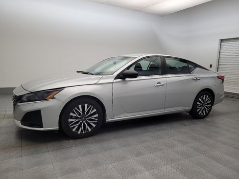 Used 2024 Nissan Altima 2.5 SV image 2