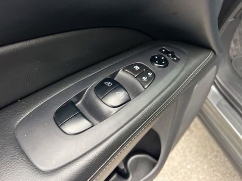 Used 2018 Nissan Pathfinder SV image 22