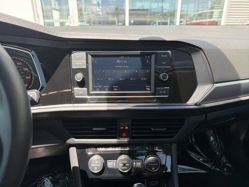 Used 2019 Volkswagen Jetta SE w/ Cold Weather Package FWD image 20