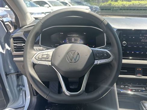 New 2026 Volkswagen Taos SE FWD image 16