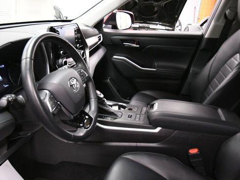 Used 2021 Toyota Highlander XLE image 29