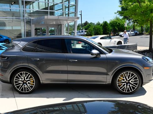 Used 2025 Porsche Cayenne Turbo AWD/4WD image 4