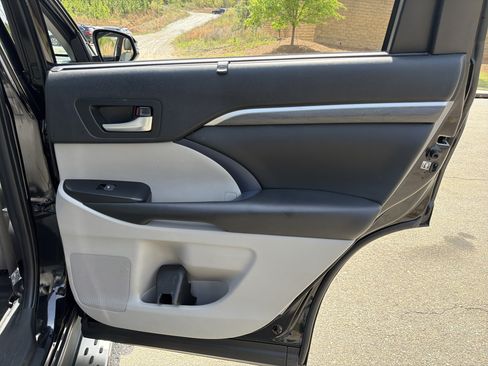 Used 2019 Toyota Highlander Limited Platinum image 16