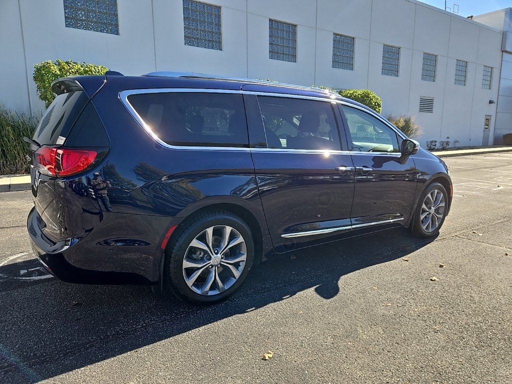 Used 2018 Chrysler Pacifica Limited w/ Tire & Wheel Group FWD image 8