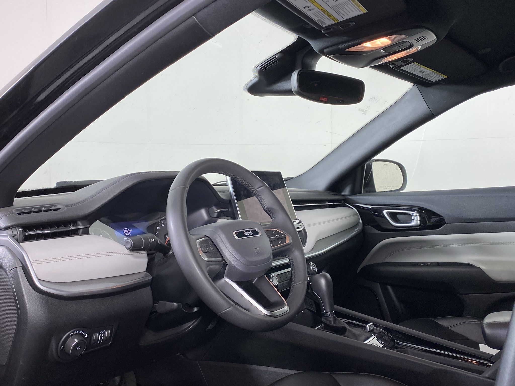 Used 2025 Jeep Compass Limited AWD/4WD image 3