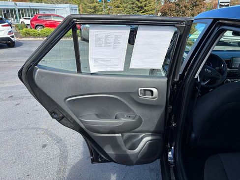 Used 2025 Hyundai Venue SE image 42