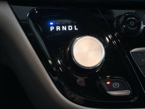 Used 2024 Chrysler Pacifica Touring-L image 22